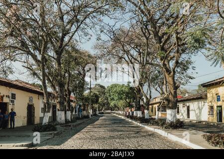 Leere Straßen während die Ausgangssperre im kolonialen Antigua Guatemala beginnt, einem beliebten Touristenziel, schlossen Unternehmen aufgrund einer pandemischen Quarantäne des Coronavirus Stockfoto