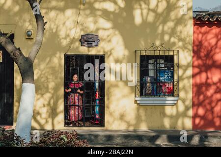 Leere Straßen während die Ausgangssperre im kolonialen Antigua Guatemala beginnt, einem beliebten Touristenziel, schlossen Unternehmen aufgrund einer pandemischen Quarantäne des Coronavirus Stockfoto