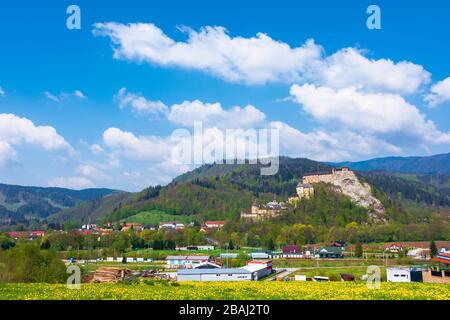 Burg Orava in der slowakei. Mittelalterliche Festung auf einem Hügel an einem schönen Ort in den Bergen. Wunderbares sonniges Wetter mit flauschigen Wolken im Frühling Stockfoto