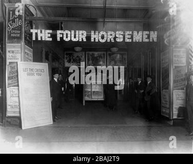 RUDOLPH VALENTINO als Julio Desnoyers in DEN VIER HORSTEN DER APOKALYPSE 1921 Regisseur REX INGRAM Roman Vicente Blasco Ibanez geschrieben für die Leinwand von June Mathis Metro Pictures Corporation Stockfoto