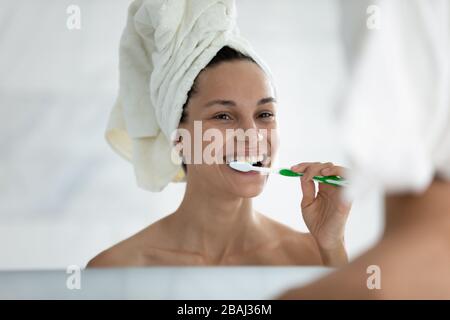 Nachdem sie Frau in Spiegel geduscht und ihre Zähne geputzt hatte Stockfoto