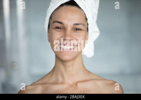 Frau mit gesundem, perfektem Hautschmaus und Blick auf die Kamera Stockfoto