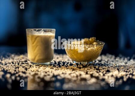 Ausdauer im indischen Stil und ein Getränk zur Kraftanreicherung, bestehend aus einigen rohen Eiern, Milch und geklärter Butter oder Ghee in einem Glas zusammen mit einem rohen Ghee Stockfoto