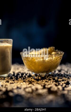 Ausdauer im indischen Stil und ein Getränk zur Kraftanreicherung, bestehend aus einigen rohen Eiern, Milch und geklärter Butter oder Ghee in einem Glas zusammen mit einem rohen Ghee Stockfoto