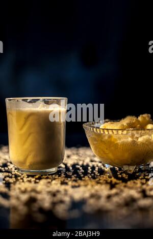 Ausdauer im indischen Stil und ein Getränk zur Kraftanreicherung, bestehend aus einigen rohen Eiern, Milch und geklärter Butter oder Ghee in einem Glas zusammen mit einem rohen Ghee Stockfoto