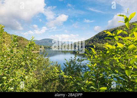 Kleiner italienischer natürlicher See. Ghirla-See, nicht weit von Mailand Stockfoto