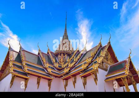 Grand Palace und Wat Pra-Kaews mit Wolke und blauem Himmel, Bangkok, Thailand Stockfoto