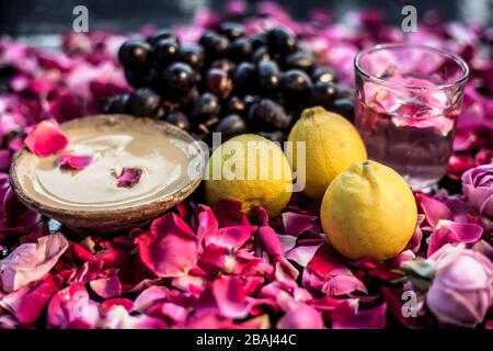 Nahaufnahme der Gesichtsmaske, um die Öligkeit in der Haut auf schwarzer Oberfläche zu schlagen, die aus Traubenbrei, Zitronensaft und Multani Mitti oder Multani Mitti besteht. Stockfoto