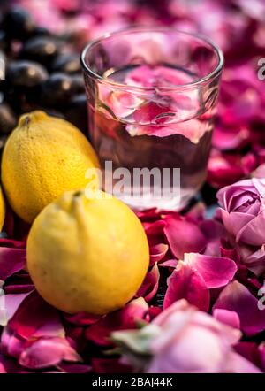 Nahaufnahme der Gesichtsmaske, um die Öligkeit in der Haut auf schwarzer Oberfläche zu schlagen, die aus Traubenbrei, Zitronensaft und Multani Mitti oder Multani Mitti besteht. Stockfoto