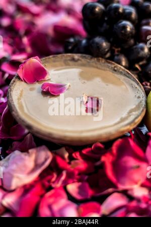 Nahaufnahme der Gesichtsmaske, um die Öligkeit in der Haut auf schwarzer Oberfläche zu schlagen, die aus Traubenbrei, Zitronensaft und Multani Mitti oder Multani Mitti besteht. Stockfoto