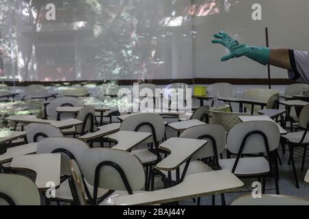 Peking, 17. März. März 2020. Ein Arbeiter reinigt einen Klassenraum in der Universidade de Sao Paulo (USP), der aufgrund des COVID-19-Ausbruchs in Sao Paulo, Brasilien, am 17. März 2020 die Klasse suspendiert hat. UM MIT DEN SCHLAGZEILEN VON XINHUA VOM 28. MÄRZ 2020 ZU GEHEN. Kredit: Rahel Patrasso/Xinhua/Alamy Live News Stockfoto