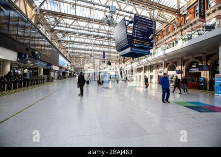 Eine leere Waterloo-Station als Pendler und Arbeiter ist aufgrund der Coronavirus Pandemie in der Hauptstadt Großbritannien nicht in die Hauptstadt zu reisen Stockfoto