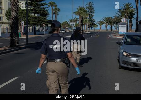 Ein Polizei-Kontrollpunkt in Kapstadt am ersten Tag des 21-tägigen nationalen Lockdowns in Südafrika, der die globale Coronavirus-Pandemie eindämmen soll Stockfoto