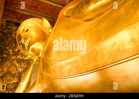 Liegender Buddha gold-Statue. Wat Pho, Bangkok, Thailand Stockfoto