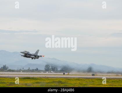 Eine F-16D Fighting Falcon, die der 309th Fighter Squadron zugeordnet ist, wird am 25. März 2020 auf der Luke Air Force Base, Ariz Luke, dem größten Kampfflugzeug der US-Luftwaffe, aufgestellt. Die für die Schulung zukünftiger F-16- und F-35 Lighting II-Piloten verantwortlich ist, um die weltweit erforderliche Nachfrage von Kampfflugzeugen zu decken. Seit 1941 hat Luke AFB mehr als 61.000 Kampfflieger absolviert. (USA Air Force Foto von Airman 1st Class Brooke Moeder) Stockfoto