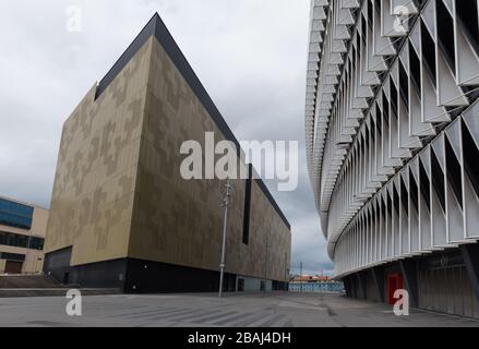 Blick auf die Fassade des Fußballstadions San Mames und die Ingenieurschule in Bilbao, Baskenland, Spanien Stockfoto