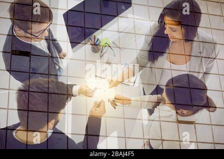 Kreative Geschäftsleute entwickeln Teamwork-Ideen im Büro. Doppelte Belichtung. Stockfoto