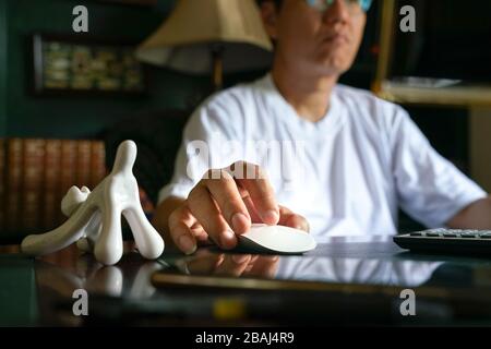 Mann, der an seinem Computer arbeitet. Heimarbeit. Stockfoto