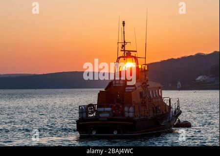 Courtmacsherry, West Cork, Irland. März 2020. Die Sonne geht durch die oberen Arbeiten des Rettungsbootes von Courtmacsherry am ersten vollen Tag der landesweiten Sperrung aufgrund der Covid-19-Pandemie auf. Quelle: AG News/Alamy Live News Stockfoto