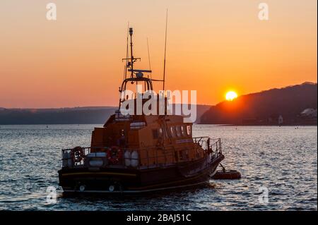 Courtmacsherry, West Cork, Irland. März 2020. Die Sonne geht am ersten vollen Tag der landesweiten Sperrung aufgrund der Covid-19-Pandemie hinter dem Rettungsboot von Courtmacsherry auf. Quelle: AG News/Alamy Live News Stockfoto