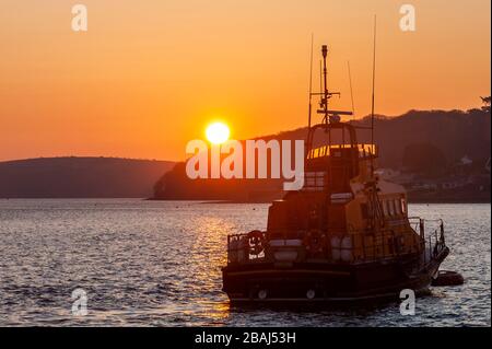 Courtmacsherry, West Cork, Irland. März 2020. Die Sonne geht am ersten vollen Tag der landesweiten Sperrung aufgrund der Covid-19-Pandemie hinter dem Rettungsboot von Courtmacsherry auf. Quelle: AG News/Alamy Live News Stockfoto