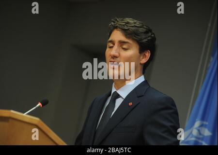 Manhattan, Vereinigte Staaten Von Amerika. Dez. 2008. NEW YORK, NY - 21. SEPTEMBER: Der kanadische Premierminister Justin Trudeau hält eine Pressekonferenz während der Generalversammlung der Vereinten Nationen im UN-Hauptquartier, 21. September 2017 in New York City. Zu den drängendsten Themen, mit denen die Versammlung in diesem Jahr konfrontiert ist, gehören die nuklearen Ambitionen Nordkoreas, die Gewalt gegen die muslimische Minderheit der Rohingya in Myanmar und die Debatte über den Klimawandel. Leute: Justin Trudeau Credit: Storms Media Group/Alamy Live News Stockfoto