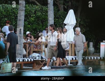 SMG FLXX Paolo Maldini  Adriana Fossa Poolside 010112 16.JPG MIAMI BEACH, FL - 1. JANUAR: Paolo Maldini und Frau Adriana Fossa am Pool in ihrem Hotel in Miami. Paolo Cesare Maldini (* 26. Juni 1968) ist ein italienischer ehemaliger Fußballer, der als linker oder zentraler Verteidiger spielte und mit beiden Füßen geschickt ist, wenn auch natürlich auf dem rechten Fuß. Er verbrachte alle 25 Spielzeiten seiner Karriere beim Serie-A-Klub Mailand, bevor er 2009 im Alter von 41 Jahren in den Ruhestand ging und zum Symbol und zur Legende des Vereins wurde. In diesem Zeitraum gewann er fünfmal die Champions League sowie sieben Serie-A-Titel, eine Coppa Italia, Stockfoto