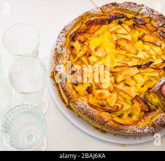 Exzellenter Kuchen mit Sahne und Äpfeln, hergestellt nach der Tradition unserer Großmutter Stockfoto