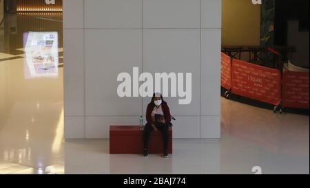 Hongkong, CHINA. März 2020. Eine alleinstehende Frau sitzt und ruht in der leeren Einkaufspassage.die Regierung von Hongkong wird ab Mitternacht morgen (29. März 2020 HK-ZEIT) härtere neue Maßnahmen für 14 Tage einführen, Verbot von Bürgern mit mehr als 4 Personen, sich an öffentlichen Orten zu versammeln, um die weitere Verbreitung von Coronavirus, das von der chinesischen Lungenentzündung in der Stadt eingeführt wurde, zu unterbinden.März-28, 2020 Hongkong.ZUMA/Liau Chung-ren Credit: Liau Chung-ren/ZUMA Wire/Alamy Live News Stockfoto