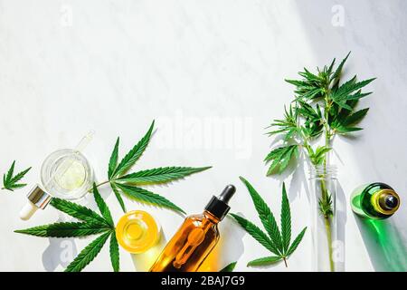 Verschiedene Glasflaschen mit CBD-Öl, THC-Tinktur Hanf verlässt Cosmetics CBD-Öl Stockfoto