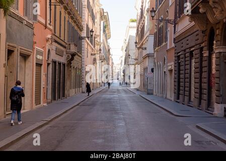 ROM, ITALIEN - 12. März 2020: Die beliebte Einkaufsstraße Via Dei Condotti ist leer und in Rom, Italien, geschlossen. Heute hat die italienische Regierung eine Nati verordnet Stockfoto