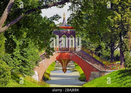 Brücke, chinesisches Dorf im Park des Katharinenpalastes, das staatliche Museum der Einsiedelei (Winterpalast), Tsarskoye Selo (Puschkin) südlich von St. Petersb Stockfoto