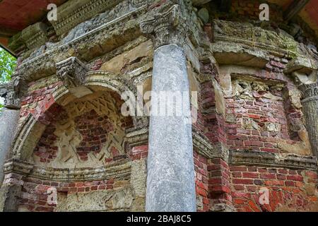 Küchenruinen im Park des Katharinenpalastes, das staatliche Museum der Einsiedelei (Winterpalast), Tsarskoye Selo (Puschkin), südlich von Sankt Petersburg, Russland Stockfoto