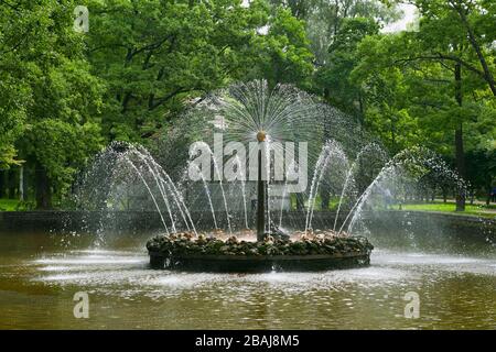 Sonnengießerei im Peterhof Palast in der Nähe der Sankt Petersburger Russischen Föderation Golf von Finnland Stockfoto