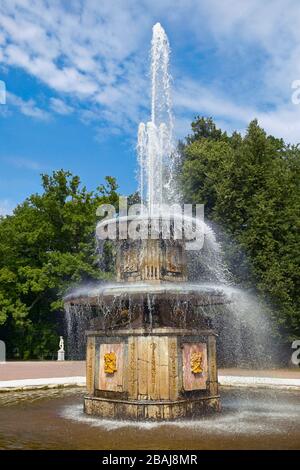 Brunnen im Peterhof Palast in der Nähe der Sankt Petersburger Russischen Föderation Golf von Finnland Stockfoto