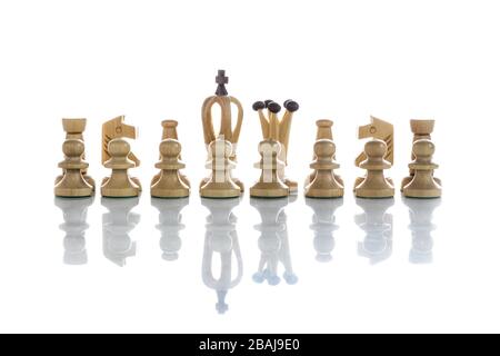 Nahaufnahme von Schachfiguren, isoliert auf weißem Hintergrund. Europäischer Holzstil. Stockfoto