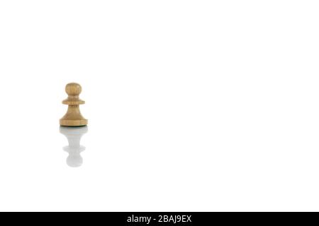 Nahaufnahme des Schachstücks isoliert auf weißem Hintergrund. Europäischer Holzstil. Stockfoto
