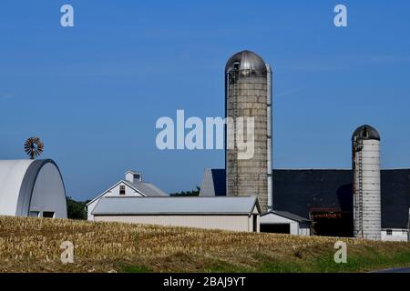 Übersicht über frisch geerntete Maisfelder mit hervorstampfenden Stümpfen und das Gehöft mit Silos im Hintergrund Lancaster County Pennsylvania Stockfoto