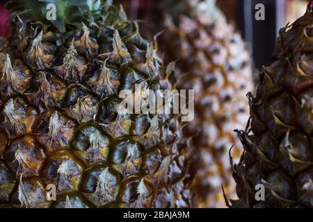 Ananas Fruchthintergrund. Nahaufnahme der Struktur tropischer Ananas. Stockfoto