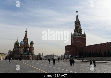 Moskau. März 2020. Das am 27. März 2020 aufgenommene Foto zeigt den Roten Platz in Moskau, Russland, Russland hat bis Freitag 1.036 Fälle von COVID-19 in 58 Regionen registriert, darunter 196 in den letzten 24 Stunden, wie offizielle Daten zeigten. Credit: Evgeny Sinitsyn/Xinhua/Alamy Live News Stockfoto