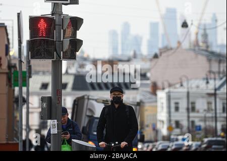 Moskau, Russland. März 2020. Ein Mann, der eine Schutzmaske trägt, ist am 27. März 2020 in Moskau, Russland zu sehen. Russland hat bis Freitag 1.036 Fälle von COVID-19 in 58 Regionen registriert, darunter 196 in den letzten 24 Stunden, wie offizielle Daten zeigten. Credit: Evgeny Sinitsyn/Xinhua/Alamy Live News Stockfoto