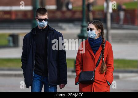 Moskau, Russland. März 2020. Menschen, die Schutzmasken tragen, gehen am 27. März 2020 in Moskau, Russland. Russland hat bis Freitag 1.036 Fälle von COVID-19 in 58 Regionen registriert, darunter 196 in den letzten 24 Stunden, wie offizielle Daten zeigten. Credit: Evgeny Sinitsyn/Xinhua/Alamy Live News Stockfoto