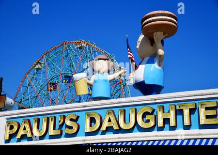 Coney Island, New York, USA-September 2019; farbenfroher Konzessionsstand auf der Promenade von Coney Island New York, einschließlich Pauls Tochter Stockfoto