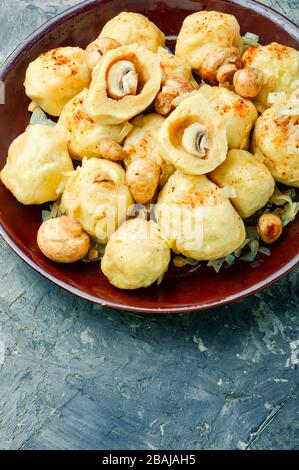 Leckere, faule, hausgemachte Knödel mit Pilzfüllung. Stockfoto