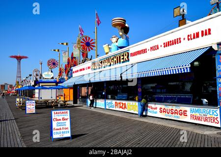 Farbenfroher Konzessionsstand auf der Promenade von Coney Island New York, einschließlich Pauls Tochter Stockfoto