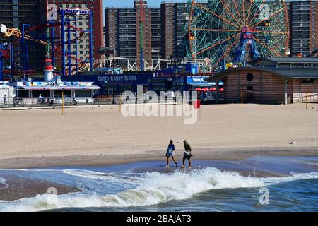 Coney Island, New York, USA-September 2019; Blick auf die Ruhe in der Off Season am Strand von Coney Island mit Menschen, die das Wetter und die Wellen genießen Stockfoto