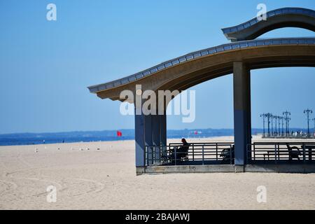 Coney Island, New York, USA-September 2019; Seitenansicht eines der großen offenen Pavillons aus Beton am Strand während der Nebensaison Ruhe am Th Stockfoto