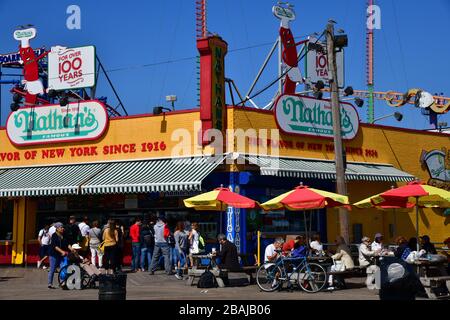 Farbenfroher Konzessionsstand von Nathans frankfurter an der Promenade von Coney Island New York Stockfoto