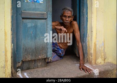 Porträt eines Mannes mittleren Alters in der Tür seines Hauses Madurai, Indien Stockfoto