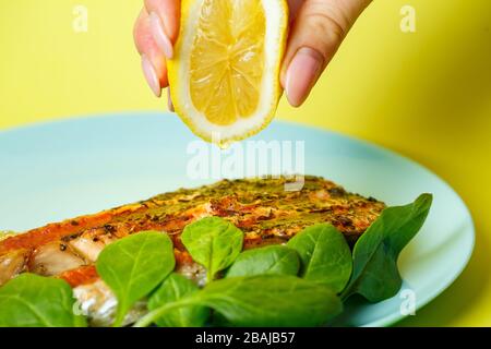 Gegrillter Lachs steaks goldbraun mit Gewürzen und Zitronensaft Stockfoto